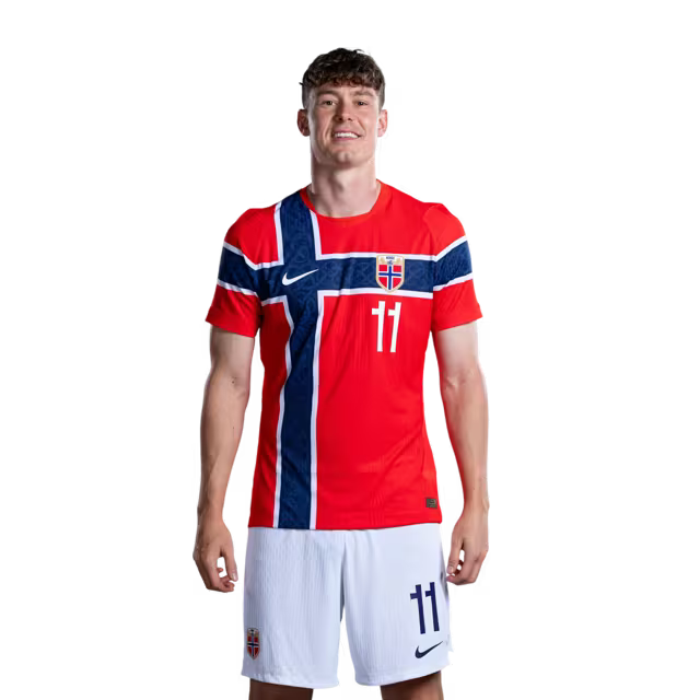 Norges landslag i fotball VM-drakt 2026 (spillerversjon/kampversjon) — Spisser: Nr. 7 Alexander SØRLOTH, nr. 9 Erling HAALAND, nr. 11 Jørgen STRAND LARSEN