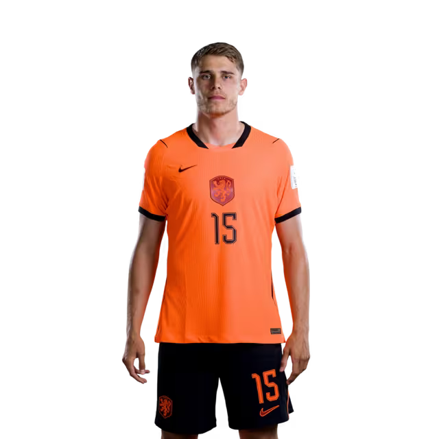 Nederlands elftal WK-shirt 2026 (spelersversie/wedstrijdversie) — Verdedigers: nr. 6 Jan Paul VAN HECKE, nr. 12 Mats WIEFFER, nr. 15 Micky VAN DE VEN