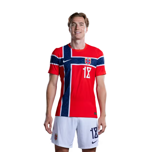 Norges fotballag 2026 VM-drakt (spillerversjon/kampversjon) — Midtbanespillere: nr.10 Martin ODEGAARD, nr.14 Fredrik AURSNES, nr.18 Kristian Thorstvedt