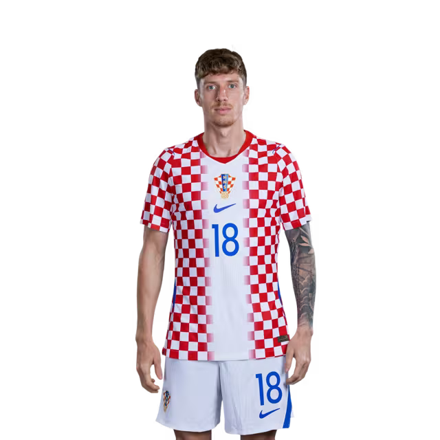 Dres hrvatske nogometne reprezentacije za Svjetsko prvenstvo 2026. (verzija za igrača/verzija za utakmicu) — Obrambeni igrači: Br. 5 Duje CALETA-CAR, Br. 6 Josip ŠUTALO, Br. 18 Kristijan JAKIĆ