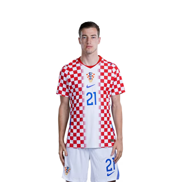 Dres hrvatske nogometne reprezentacije za Svjetsko prvenstvo 2026. (verzija za igrača/verzija za utakmicu) — Veznjaci: Br. 17 Petar SUCIĆ, Br. 19 Toni FRUK, Br. 21 Luka SUCIĆ