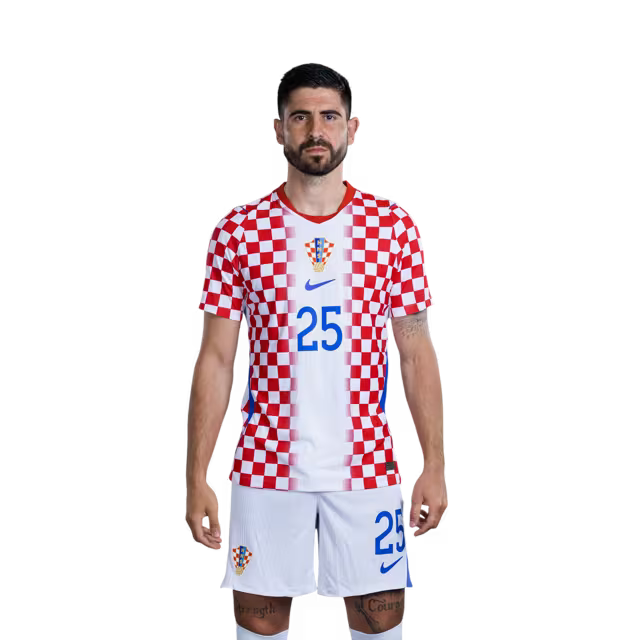 Dres hrvatske nogometne reprezentacije za Svjetsko prvenstvo 2026. (verzija za igrača/verzija za utakmicu) — Obrambeni igrači: Br. 22 Luka VUSKOVIĆ, Br. 25 Martin ERLIĆ
