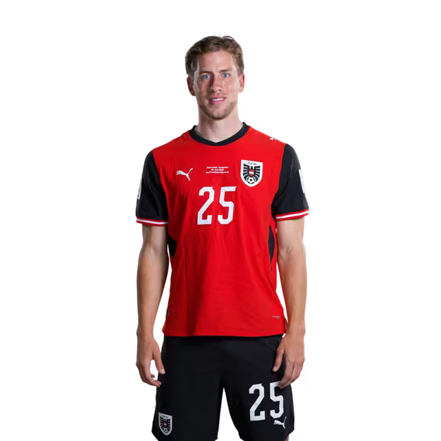 Österreichisches Nationalmannschaftstrikot für die WM 2026 (Spielerversion/Match-Version) – Abwehr: Nr. 23 Marco FRIEDL, Nr. 25 Michael SVOBODA