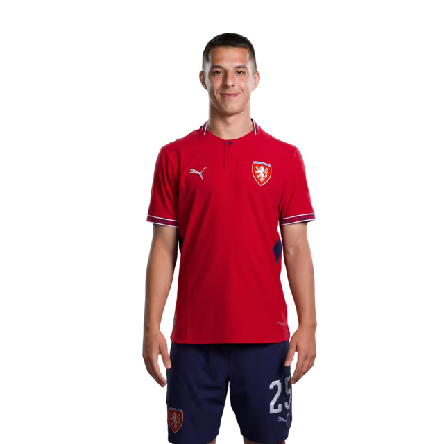 Dres české fotbalové reprezentace pro mistrovství světa 2026 (hráčská verze/zápasová verze) — záložníci: č.18 Michal SADILEK, č.22 Tomáš SOUČEK, č.24 Alexandr SOJKA, č.25 Hugo SOCHUREK