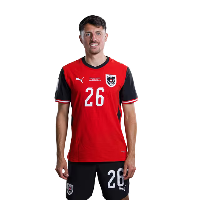 Österreichisches Nationalmannschaftstrikot für die WM 2026 (Spielerversion/Match-Version) – Mittelfeldspieler: Nr. 24 Paul WANNER, Nr. 26 Alessandro SCHÖPF