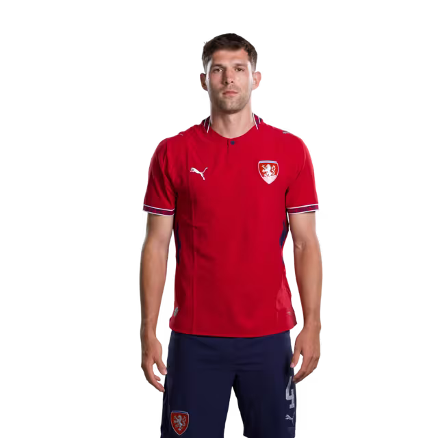 Dres české fotbalové reprezentace na mistrovství světa 2026 (hráčská/zápasová verze) — obránci: č. 2 David Zima, č. 3 Tomáš HOLES, č. 4 Robin HRANAC