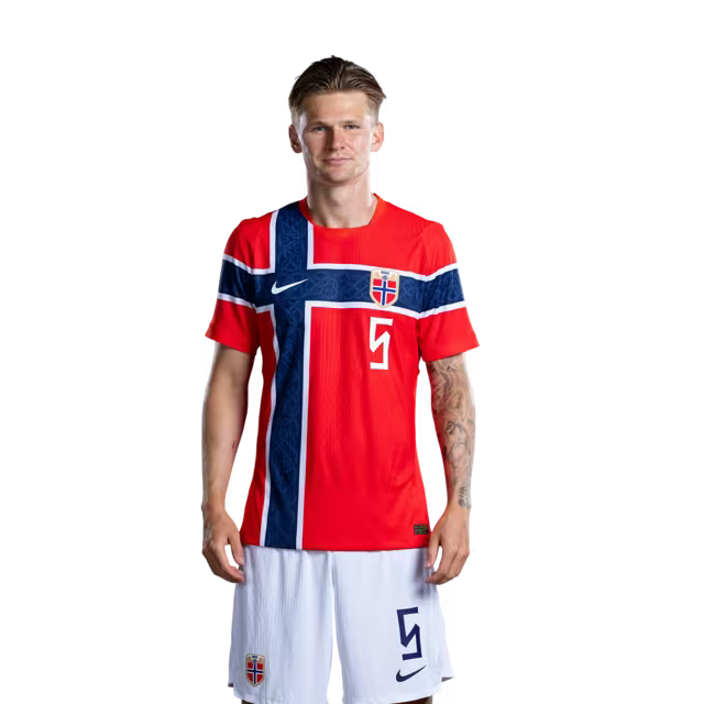 Norges landslag i fotball VM-drakt 2026 (spillerversjon/kampversjon) — Forsvarere: Nr. 3 Kristoffer AJER, nr. 4 Leo Østigard, nr. 5 David Møller Wolfe