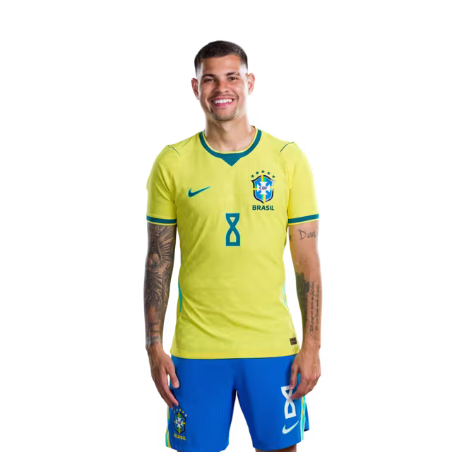 Camisa da Seleção Brasileira para a Copa do Mundo de 2026 (Versão Jogador/Versão de Jogo) — Meio-campistas: Nº 2 EDERSON SILVA, Nº 5 CASEMIRO, Nº 8 BRUNO GUIMARÃES