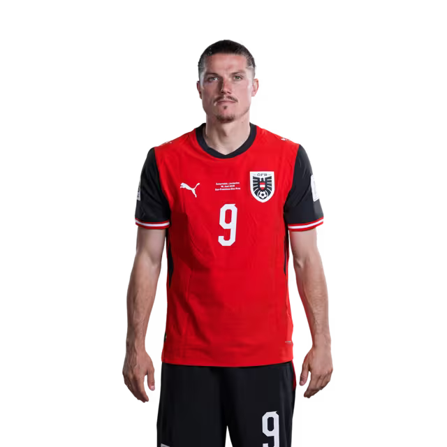 Österreichisches Nationalmannschaftstrikot für die WM 2026 (Spielerversion/Match-Version) – Mittelfeldspieler: Nr. 4 Xaver Schlager, Nr. 6 Nicolas Seiwald, Nr. 9 Marcel Sabitzer