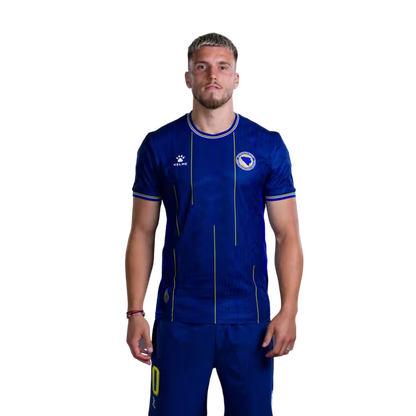 Bosna i Hercegovina 2026 World Cup Player Edition Match Dres - Napadači br. 9 Samed Baždar, br. 10 Ermedin Demirović, br. 11 Edin Džeko.