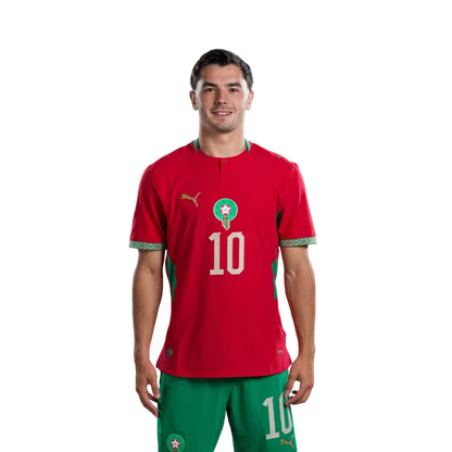 قميص المنتخب المغربي لكرة القدم لكأس العالم 2026 (نسخة اللاعبين/نسخة المباريات) — المهاجمون: رقم 9 سفيان رحيمي، رقم 10 إبراهيم دياز، رقم 17 أمين الصيباري.