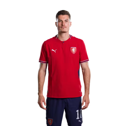 Dres české fotbalové reprezentace pro mistrovství světa 2026 (hráčská/zápasová verze) — Útočníci: č. 9 Adam HLOZEK, č. 10 Patrik Schick, č. 11 Jan KUCHTA
