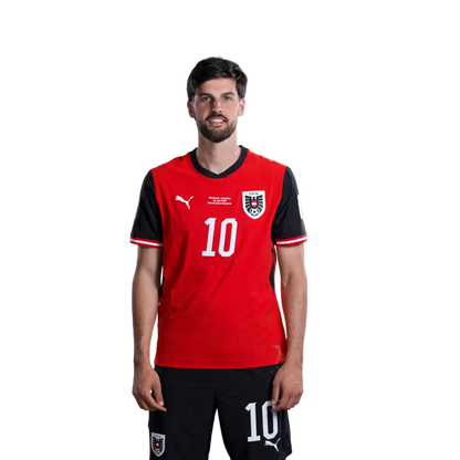 Österreichisches Nationalmannschaftstrikot für die WM 2026 (Spielerversion/Match-Version) – Mittelfeldspieler: Nr. 10 Florian GRILLITSCH, Nr. 17 Carney CHUKWUEMEKA, Nr. 18 Romano SCHMID