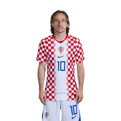 Dres hrvatske nogometne reprezentacije za Svjetsko prvenstvo 2026. (verzija za igrača/verzija za utakmicu) — Veznjaci: Br. 7 Nikola Moro, Br. 8 Mateo KOVAČIĆ, Br. 10 Luka MODRIĆ