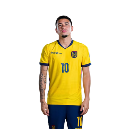 Camiseta de la Selección Nacional de Fútbol de Ecuador para el Mundial 2026 (Versión de jugador/Versión de partido) — Centrocampistas: N.° 5 Jordy ALCIVAR, N.° 8 Anthony VALENCIA, N.° 10 Kendry PAEZ
