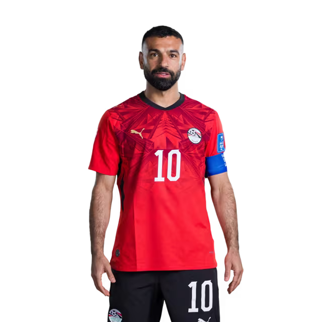 قميص المنتخب المصري لكرة القدم لكأس العالم 2026 (نسخة اللاعبين/نسخة المباريات) — خط الهجوم: رقم 7 تريزيجيه، رقم 9 حمزة عبد الكريم، رقم 10 محمد صلاح.