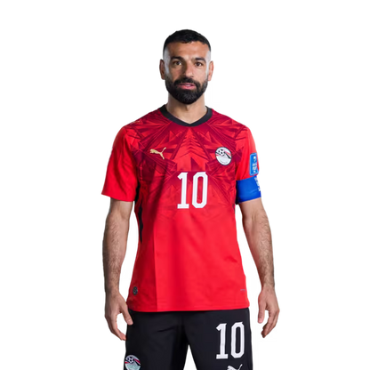 قميص المنتخب المصري لكرة القدم لكأس العالم 2026 (نسخة اللاعبين/نسخة المباريات) — خط الهجوم: رقم 7 تريزيجيه، رقم 9 حمزة عبد الكريم، رقم 10 محمد صلاح.