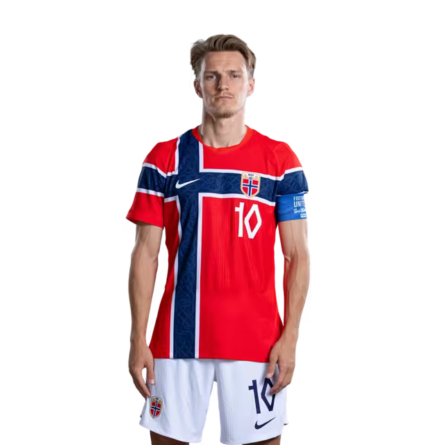 Norges fotballag 2026 VM-drakt (spillerversjon/kampversjon) — Midtbanespillere: nr.10 Martin ODEGAARD, nr.14 Fredrik AURSNES, nr.18 Kristian Thorstvedt