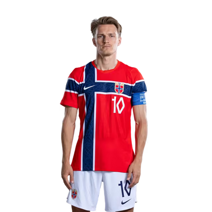Norges fotballag 2026 VM-drakt (spillerversjon/kampversjon) — Midtbanespillere: nr.10 Martin ODEGAARD, nr.14 Fredrik AURSNES, nr.18 Kristian Thorstvedt