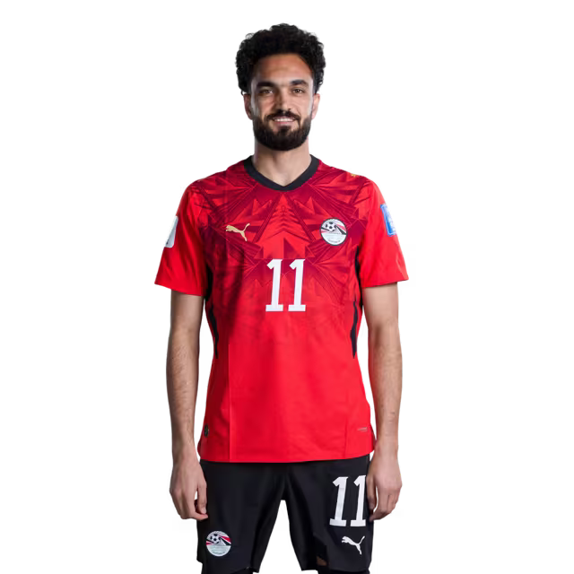 قميص المنتخب المصري لكرة القدم لكأس العالم 2026 (نسخة اللاعبين/نسخة المباريات) — لاعبو الوسط: رقم 8 إمام عاشور، رقم 11 مصطفى زيكو، رقم 14 حمدي فتحي.