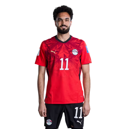 قميص المنتخب المصري لكرة القدم لكأس العالم 2026 (نسخة اللاعبين/نسخة المباريات) — لاعبو الوسط: رقم 8 إمام عاشور، رقم 11 مصطفى زيكو، رقم 14 حمدي فتحي.
