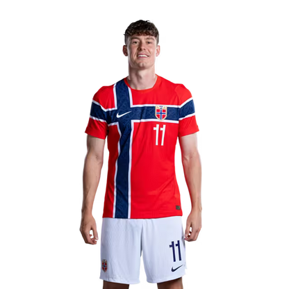 Norges landslag i fotball VM-drakt 2026 (spillerversjon/kampversjon) — Spisser: Nr. 7 Alexander SØRLOTH, nr. 9 Erling HAALAND, nr. 11 Jørgen STRAND LARSEN