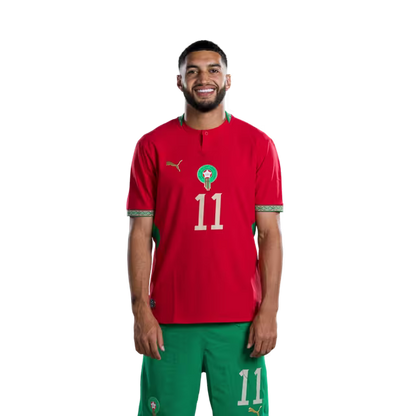قميص المنتخب المغربي لكرة القدم لكأس العالم 2026 (نسخة اللاعبين/نسخة المباريات) — لاعبو خط الوسط: رقم 8 عز الدين أوناحي، رقم 11 إسماعيل صيباري، رقم 15 سمير المرابط.
