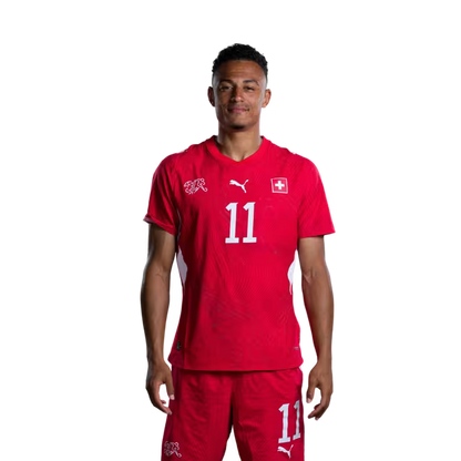 Schweizer Fußballnationalmannschaftstrikot 2026 (Spielerversion/Spielversion) — Stürmer: Nr. 7 Breel Embolo, Nr. 11 Dan Ndoye, Nr. 16 Christian Fassnacht