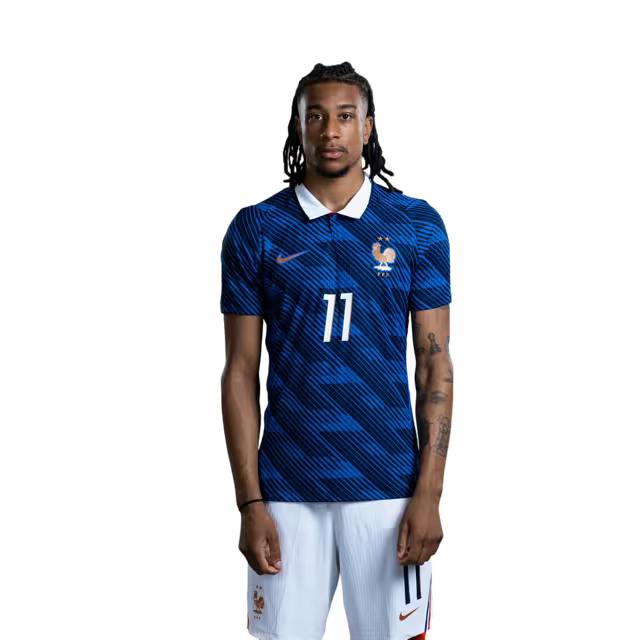 Maillot de l'équipe de France de football pour la Coupe du Monde 2026 (Version joueur/Version match) — Attaquants : n° 11 Michael Olise, n° 12 Bradley Barcola, n° 20 Désiré Doué, n° 22 Jean-Philippe Mateta