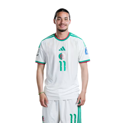 قميص المنتخب الجزائري لكرة القدم لكأس العالم 2026 (نسخة اللاعبين/نسخة المباريات) - المهاجمون: رقم 7 رياض محرز، رقم 9 أمين غويري، رقم 11 أنيس حاج موسى