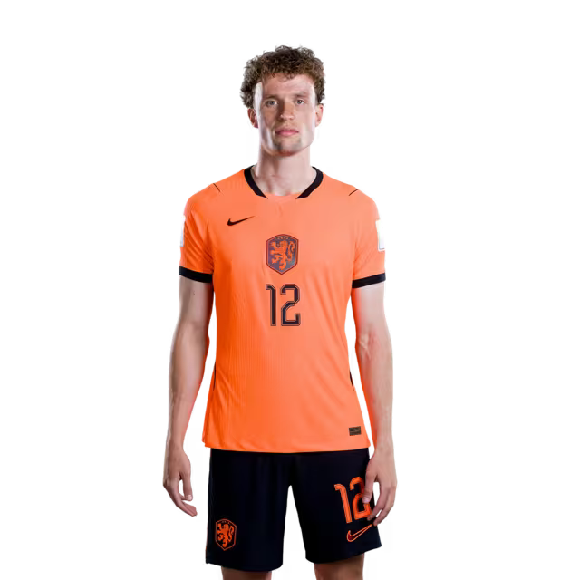 Nederlands elftal WK-shirt 2026 (spelersversie/wedstrijdversie) — Verdedigers: nr. 6 Jan Paul VAN HECKE, nr. 12 Mats WIEFFER, nr. 15 Micky VAN DE VEN