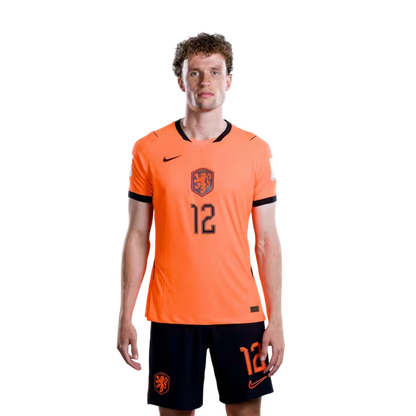 Nederlands elftal WK-shirt 2026 (spelersversie/wedstrijdversie) — Verdedigers: nr. 6 Jan Paul VAN HECKE, nr. 12 Mats WIEFFER, nr. 15 Micky VAN DE VEN