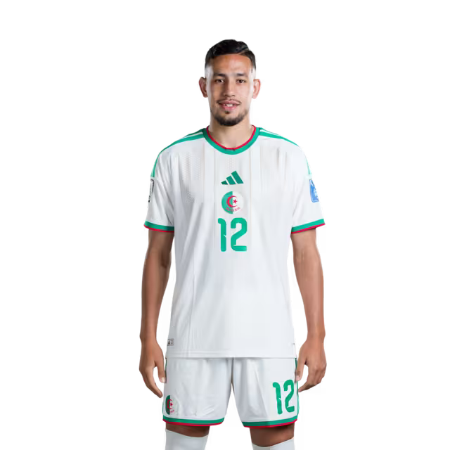 قميص المنتخب الجزائري لكرة القدم لكأس العالم 2026 (نسخة اللاعبين/نسخة المباريات) - المهاجمون: رقم 12 نذير بنبوعلي، رقم 18 محمد عمورة، رقم 20 عادل بولبينا، رقم 25 فارس غيدجميس