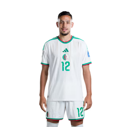 قميص المنتخب الجزائري لكرة القدم لكأس العالم 2026 (نسخة اللاعبين/نسخة المباريات) - المهاجمون: رقم 12 نذير بنبوعلي، رقم 18 محمد عمورة، رقم 20 عادل بولبينا، رقم 25 فارس غيدجميس