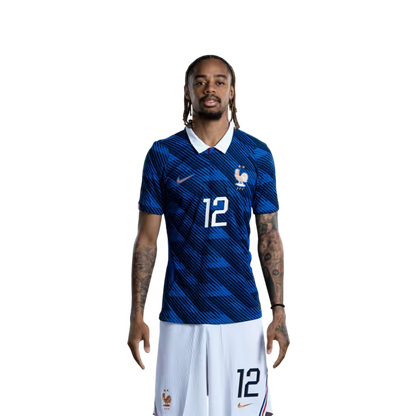Maillot de l'équipe de France de football pour la Coupe du Monde 2026 (Version joueur/Version match) — Attaquants : n° 11 Michael Olise, n° 12 Bradley Barcola, n° 20 Désiré Doué, n° 22 Jean-Philippe Mateta