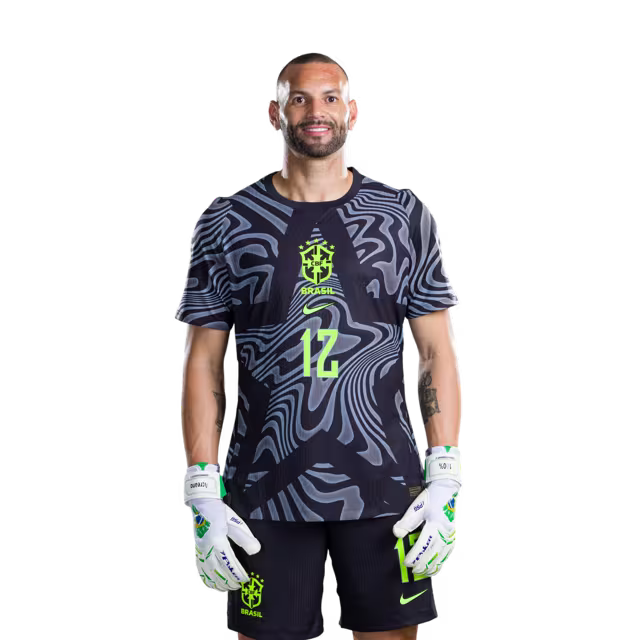 Camisa da Seleção Brasileira para a Copa do Mundo de 2026 (Versão Jogador/Versão de Jogo) — Goleiros: Nº 1 ALISSON, Nº 17 Charles DE KETELAERE, Nº 26 Matias FERNANDEZ-PARDO