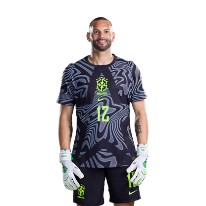 Camisa da Seleção Brasileira para a Copa do Mundo de 2026 (Versão Jogador/Versão de Jogo) — Goleiros: Nº 1 ALISSON, Nº 17 Charles DE KETELAERE, Nº 26 Matias FERNANDEZ-PARDO