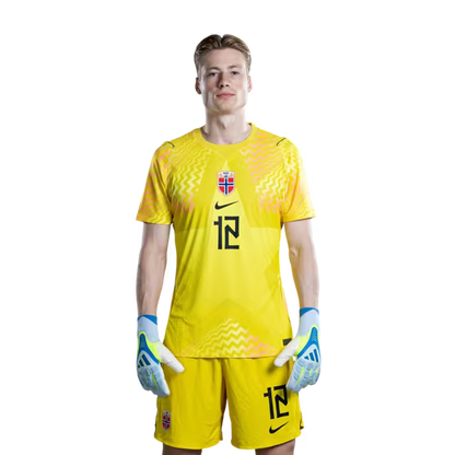 Norges landslag i fotball VM-drakt 2026 (spillerversjon/kampversjon) — Keepere: Nr. 1 Ørjan NYLAND, nr. 12 Sander TANGVIK, nr. 13 Egil SELVIK