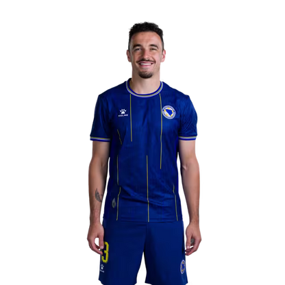 Dres fudbalske reprezentacije Bosne i Hercegovine za Svjetsko prvenstvo u fudbalu 2026. (verzija za igrače i verzija za utakmice) - Vezisti: Br. 6 Benjamin TAHIROVIĆ, Br. 8 Armin GIGOVIĆ, Br. 13 Ivan BAŠIĆ