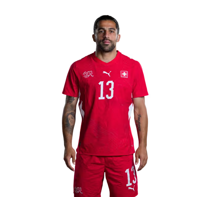 Schweizer Fußballnationalmannschaftstrikot 2026 (Spielerversion/Spielversion) — Verteidiger: Nr. 5 Manuel Akanji, Nr. 13 Ricardo Rodriguez, Nr. 18 Eray Coemert