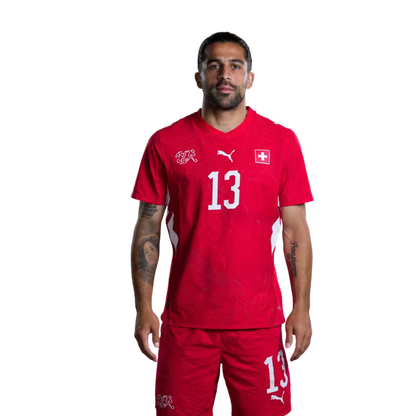 Schweizer Fußballnationalmannschaftstrikot 2026 (Spielerversion/Spielversion) — Verteidiger: Nr. 5 Manuel Akanji, Nr. 13 Ricardo Rodriguez, Nr. 18 Eray Coemert