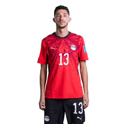 قميص المنتخب المصري لكرة القدم لكأس العالم 2026 (نسخة اللاعبين/نسخة المباريات) — المدافعون: رقم 5 رامي ربيعة، رقم 6 محمد عبد المنعم، رقم 13 أحمد فتوح.