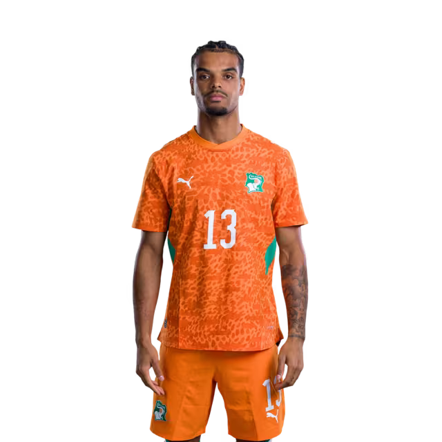 Maillot de l'équipe nationale de Côte d'Ivoire pour la Coupe du Monde 2026 (Version joueur/Version match) — Défenseurs : n° 7 Odilon Kossounou, n° 3 Christopher Operari, n° 17 Guela Doue