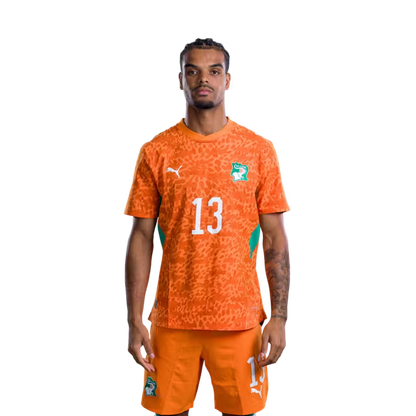 Maillot de l'équipe nationale de Côte d'Ivoire pour la Coupe du Monde 2026 (Version joueur/Version match) — Défenseurs : n° 7 Odilon Kossounou, n° 3 Christopher Operari, n° 17 Guela Doue