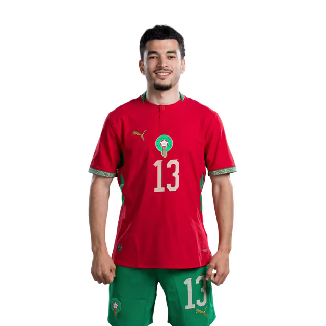قميص المنتخب المغربي لكرة القدم لكأس العالم 2026 (نسخة اللاعبين/نسخة المباريات) — المدافعون: رقم 13 زكريا الواحدي، رقم 14 عيسى ديوب، رقم 18 شادي رياض.