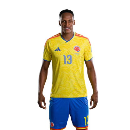 Camiseta de la Selección Nacional de Fútbol de Colombia para el Mundial 2026 (Versión jugador/Versión partido) — Defensas: N.º 13 Yerry MINA, N.º 14 Gustavo PUERTA, N.º 17 Johan MOJICA