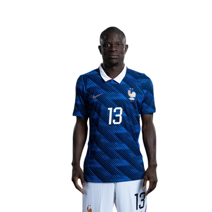 Maillot de l'équipe de France de football pour la Coupe du Monde 2026 (version joueur/version match) — Milieux de terrain : n° 6 Manu Koné, n° 8 Aurélien Tchouaméni, n° 13...