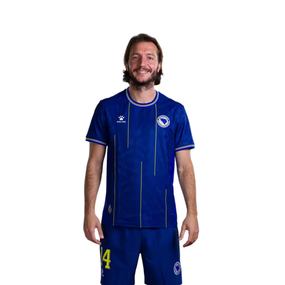 Dres fudbalske reprezentacije Bosne i Hercegovine FIFA Svjetskog prvenstva 2026. (verzija za igrače i verzija utakmice) - Vezni igrači: Br.14 Ivan Šunjić, Br.15 Amar Memić, Br.16 Amir Hadžiahmetović
