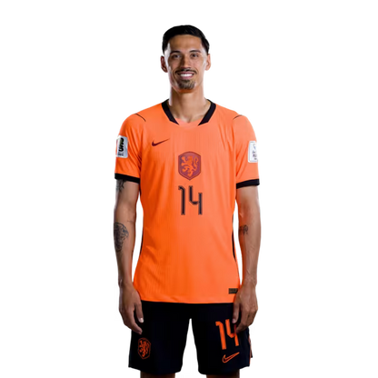 Nederlands voetbalelftal WK 2026-shirt (spelersversie/wedstrijdversie) — Middenvelders: nr. 14 Tijjani REIJNDERS, nr. 16 Guus TIL, nr. 20 Teun KOOPMEINERS