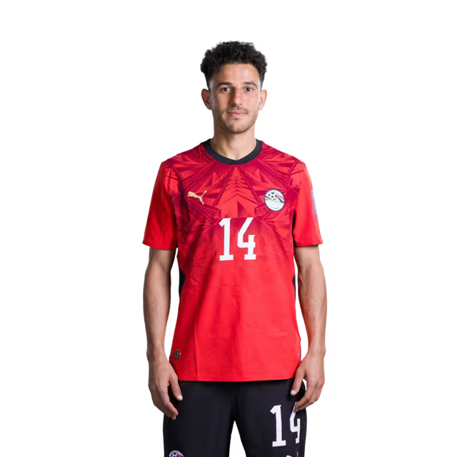 قميص المنتخب المصري لكرة القدم لكأس العالم 2026 (نسخة اللاعبين/نسخة المباريات) — لاعبو الوسط: رقم 8 إمام عاشور، رقم 11 مصطفى زيكو، رقم 14 حمدي فتحي.